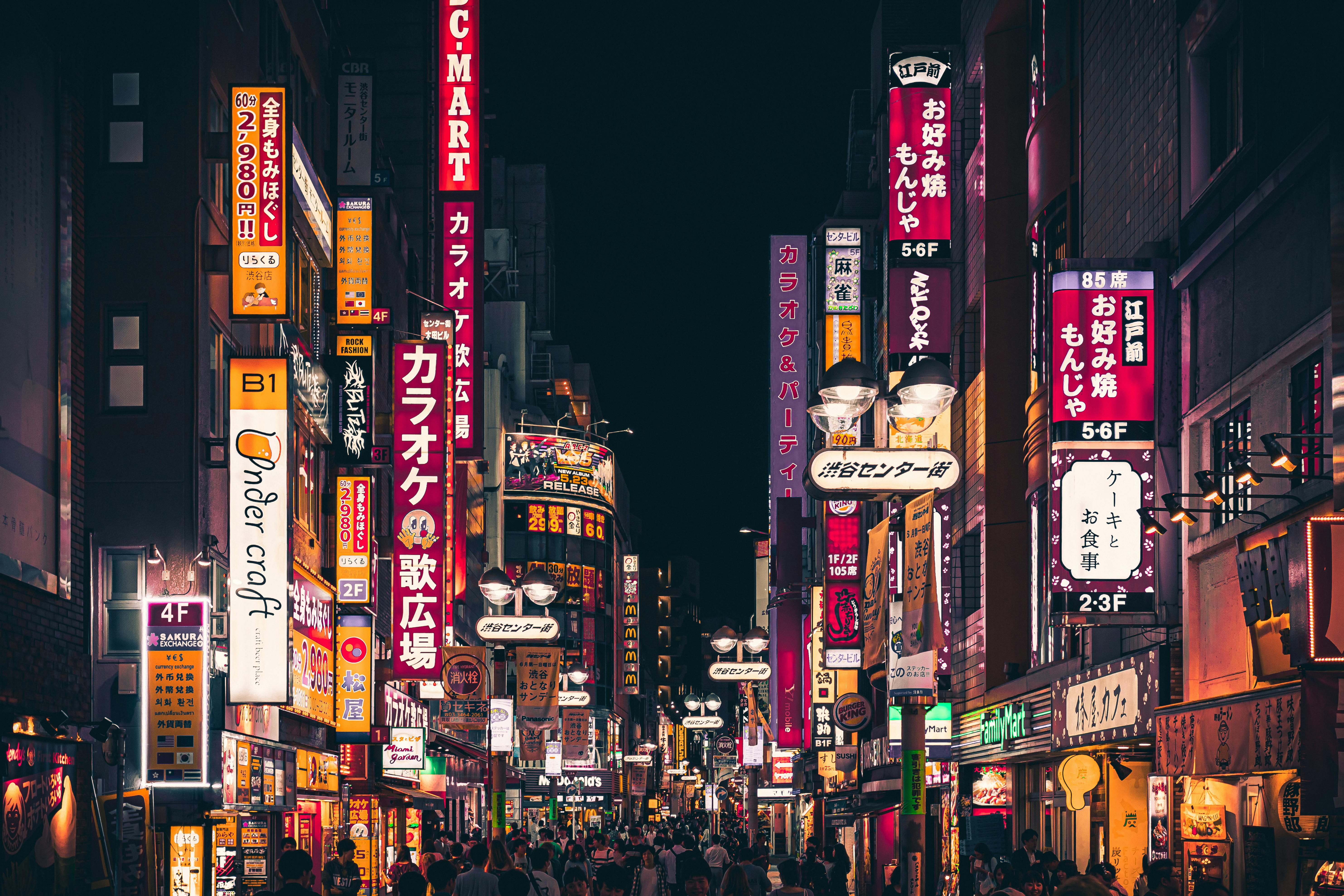 Tokyo – Viața de Noapte din Shinjuku & Turul Străzilor Ascunse